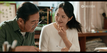 服了！50岁的杨童舒还能撒娇撒得这么甜美好看，后半生真是在教年轻学着点老年人谈恋