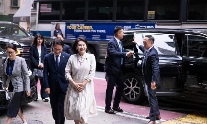 韩国第一夫人金惠景穿的这套裙子太优雅太飒了！
韩国第一夫人金惠景不仅五官精致，身