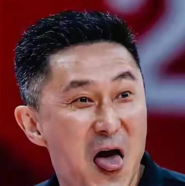 广东球迷对杨鸣要求有点高了！杨鸣现在就是赢球不能捂嘴乐，输球不能面无表情，怎么做