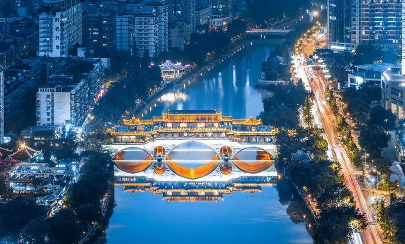 国庆小长假又是旅游景点人满为患，那里是看景点，完全是人看人。放长假最不能去的就是