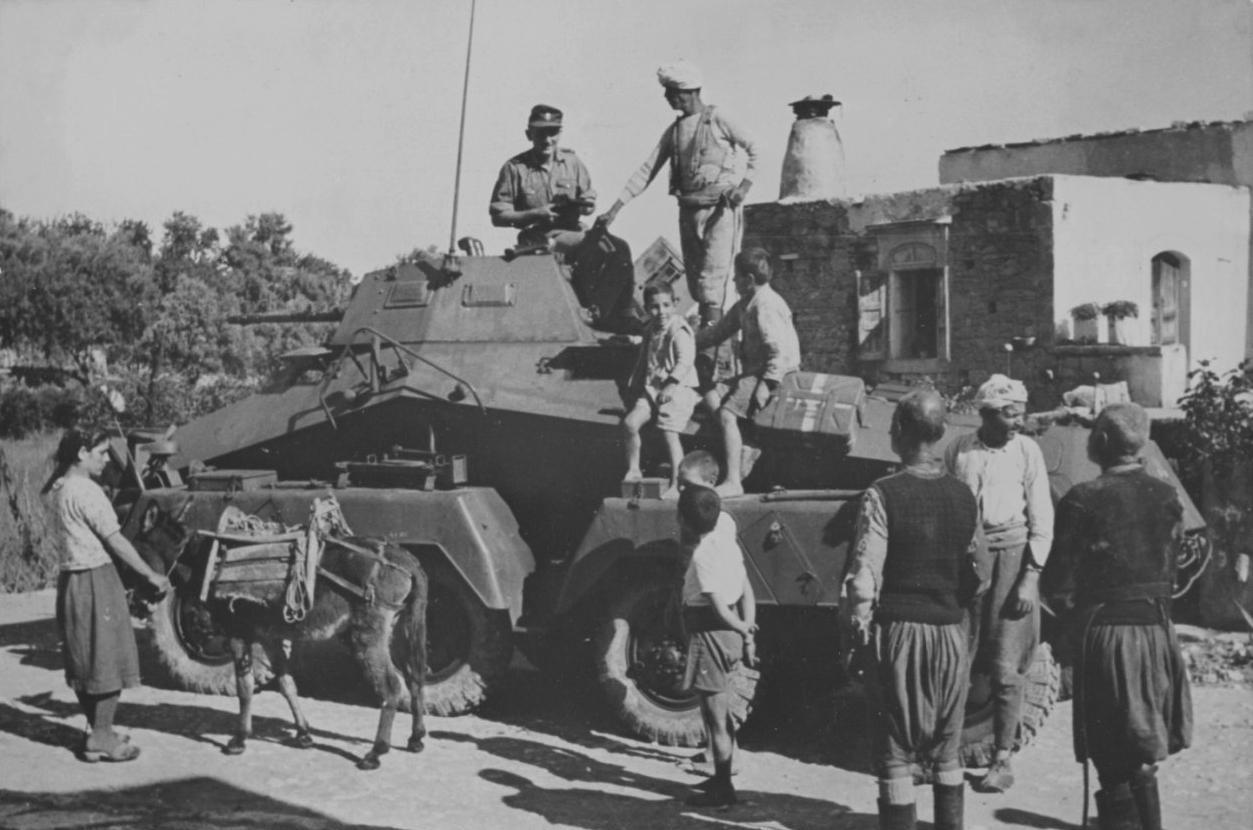 1941年，克里特岛。一辆德国 Sd.Kfz.231 装甲车（8轮型）停在路边，