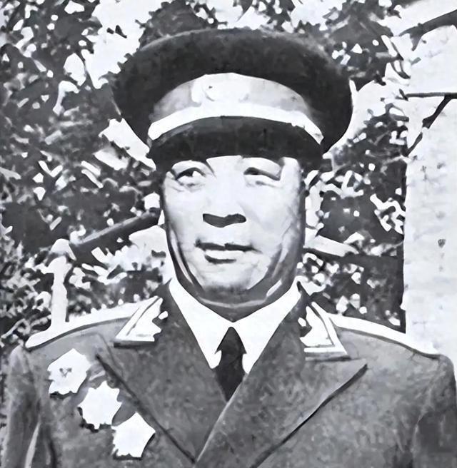 1955年时，四野名将聂鹤亭原拟被授予中将军衔，但他对此有些个人情绪，他是粟裕的