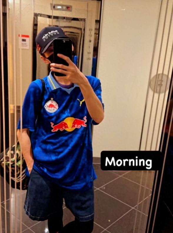 张柏芝15岁二儿子近照曝光！身高已经接近了成人肌肉线条，非常明显。
要知道，过去