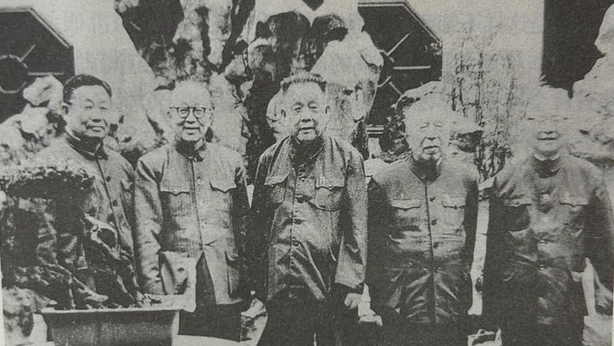 1979年《中国历史大辞典》部分编委合影。左起：史念海、韩儒林、邓广铭、张友渔、