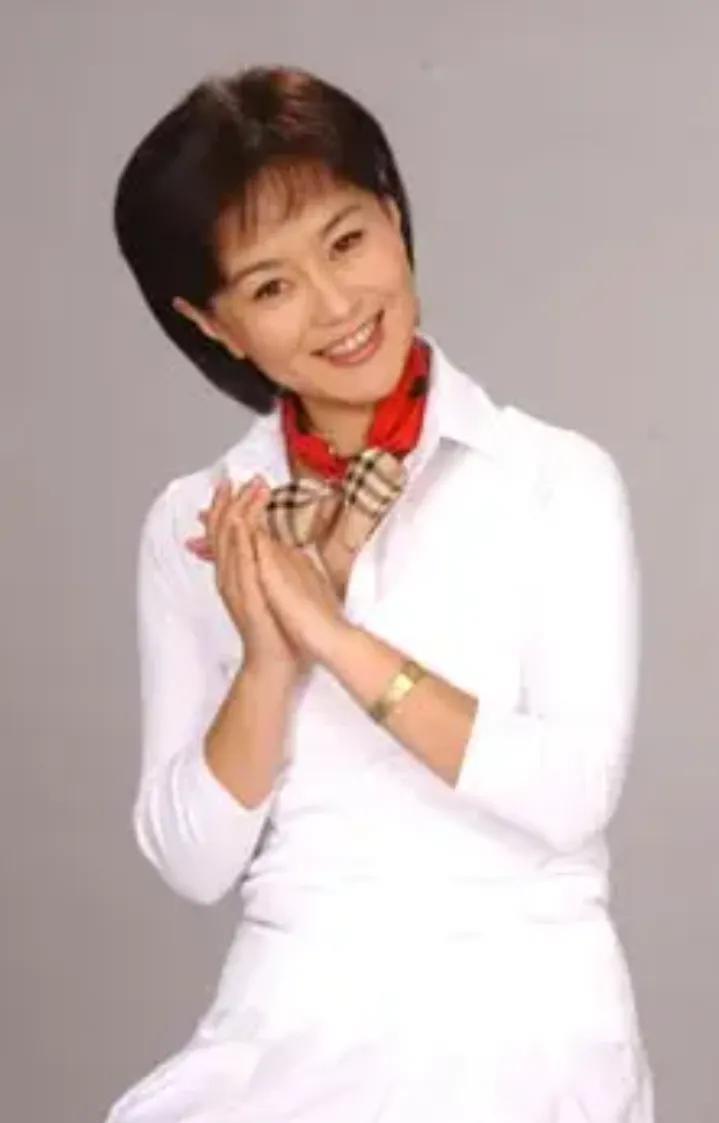 多少人童年时的天使姐姐，给你讲故事，给你唱童歌，给你带来无数的欢乐和希望！70后