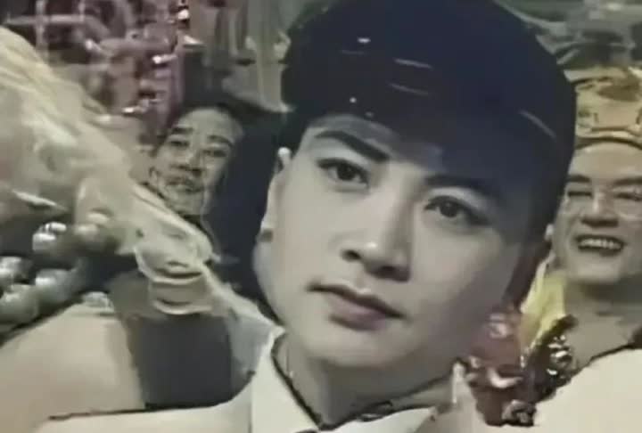 1986年，年轻时的迟重瑞身材匀称长相俊朗，被富婆陈丽华追求可惜一生没有留下一儿