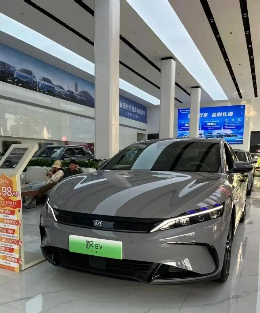 比亚迪这波降价确实疯狂。就拿汉EV来说，2022款创世版715KM前驱旗舰最低报