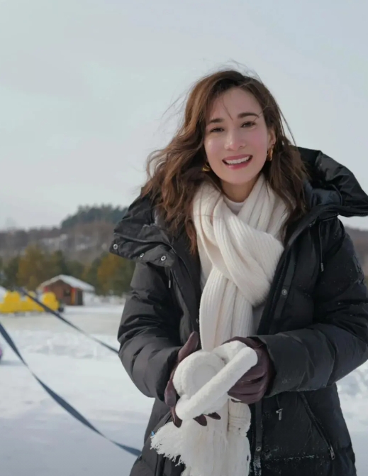 最近《妻子的浪漫旅行2025》里卢靖姗太圈粉了！

下暴雪的时候，别人都发愁，她