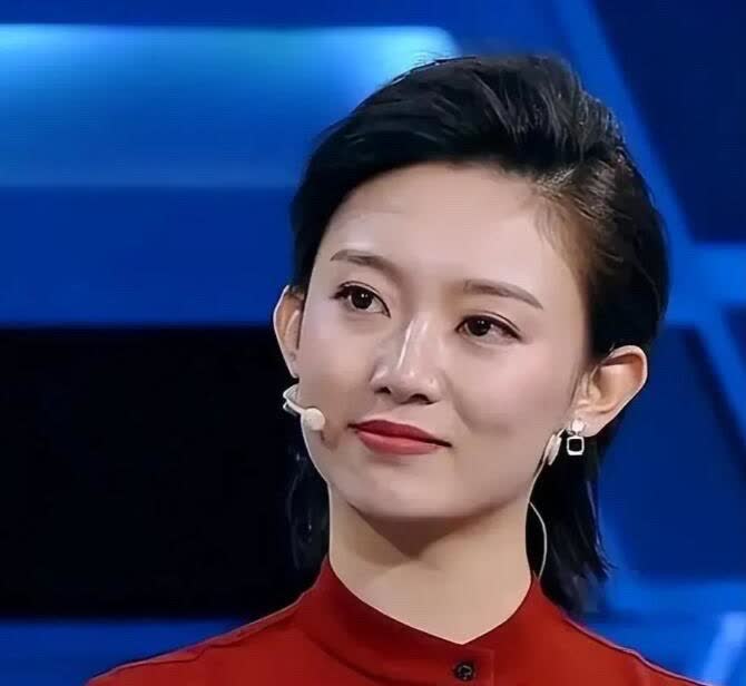 哪怕龙洋再火，还是不能改变一个事实，左边的李七月比她美的太多，主持功底也强的多。