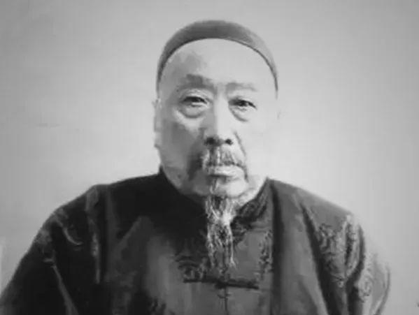 1892年，山东大善人潘守廉路过济州的一条巷口时，无意中看见一个卖煎饼的妇女，顿