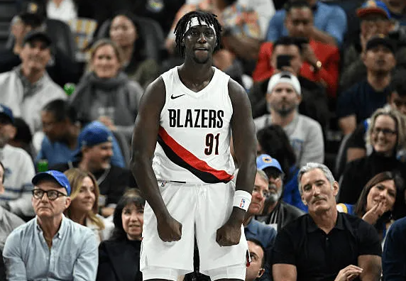 昨日NBA杯，开拓者以127-123战胜勇士。
本场比赛，开拓者球员西迪-西索科