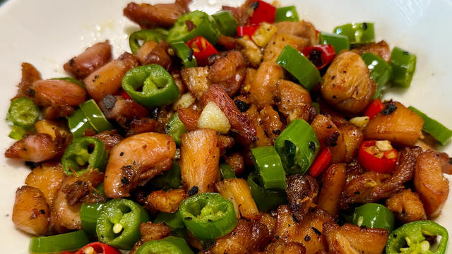 锅里蹦跶的小辣椒：农家小炒肉的快乐叛逆