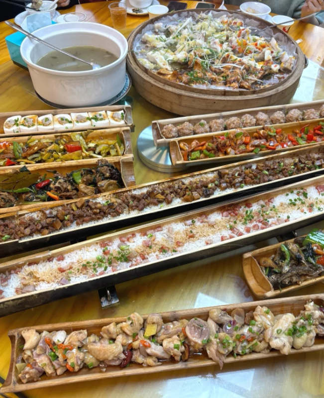 广东的特色美食竹筒饭！
太有食欲了！
