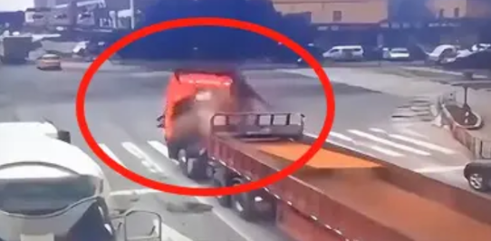 66岁老太骑电动车去赶集，因为道路拥挤，老太骑车横穿机动车道，在车辆缝隙中穿行。