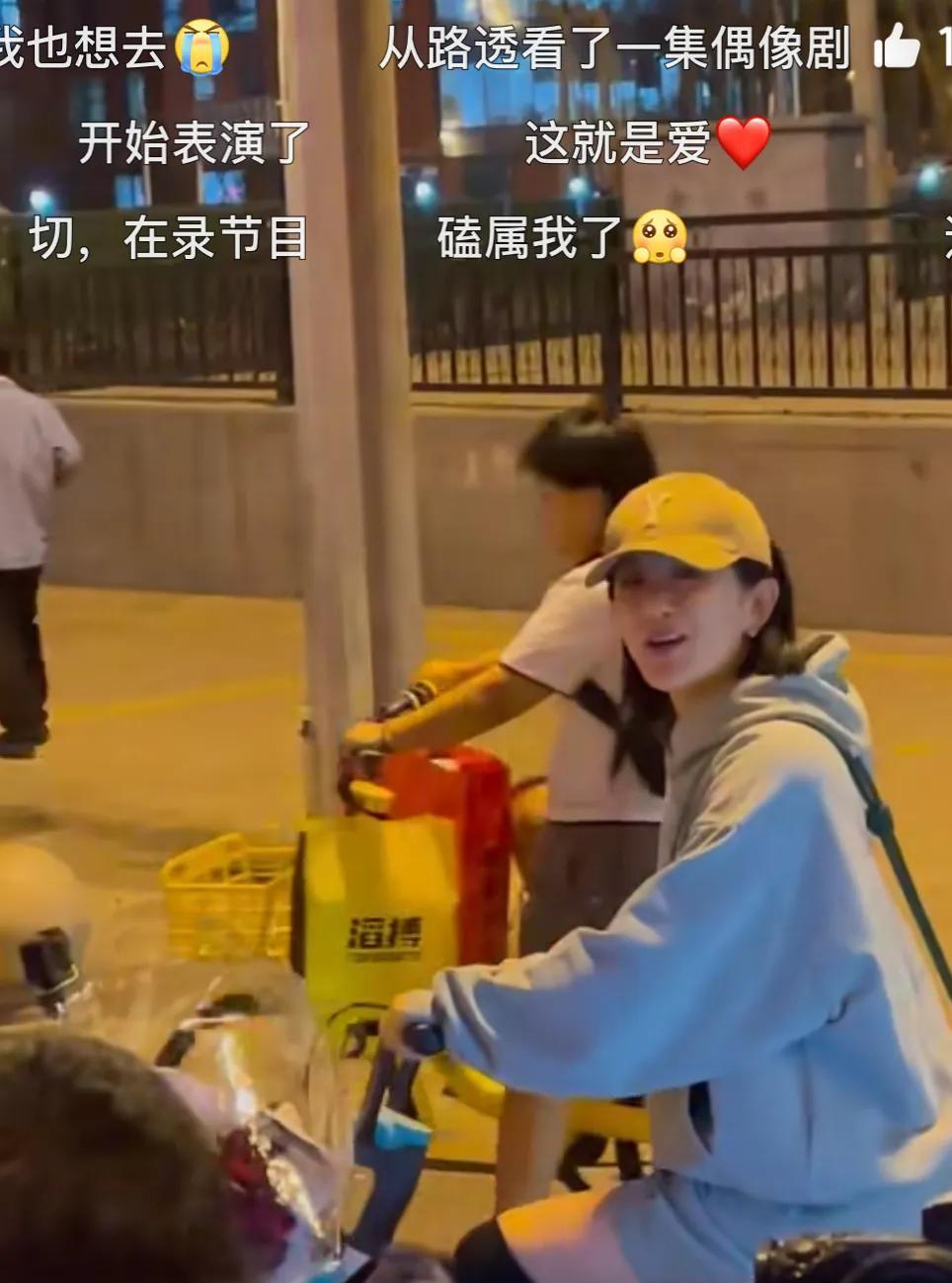 #谢娜骑车到鸟巢给张杰送花# 被杰娜甜晕！夜骑遇谢娜买花，最后张杰抱着她摇晃拿玫