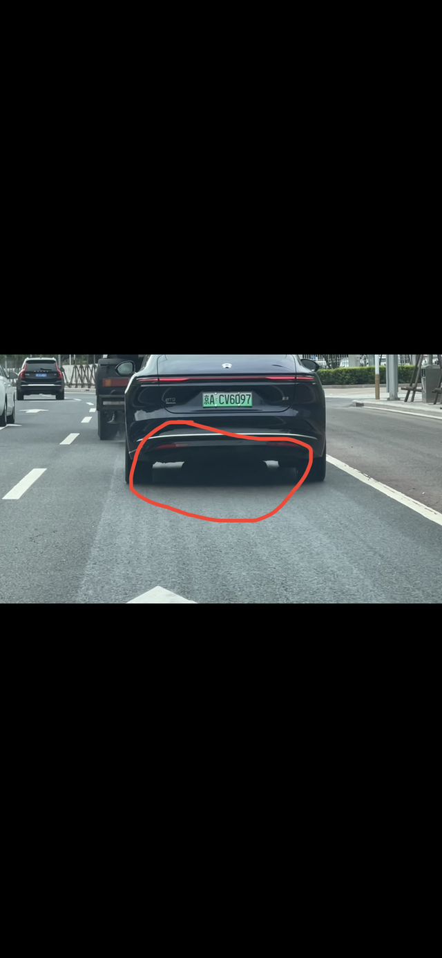蔚来ET9这是什么情况
目测是护板脱落了在这跑了一路了。