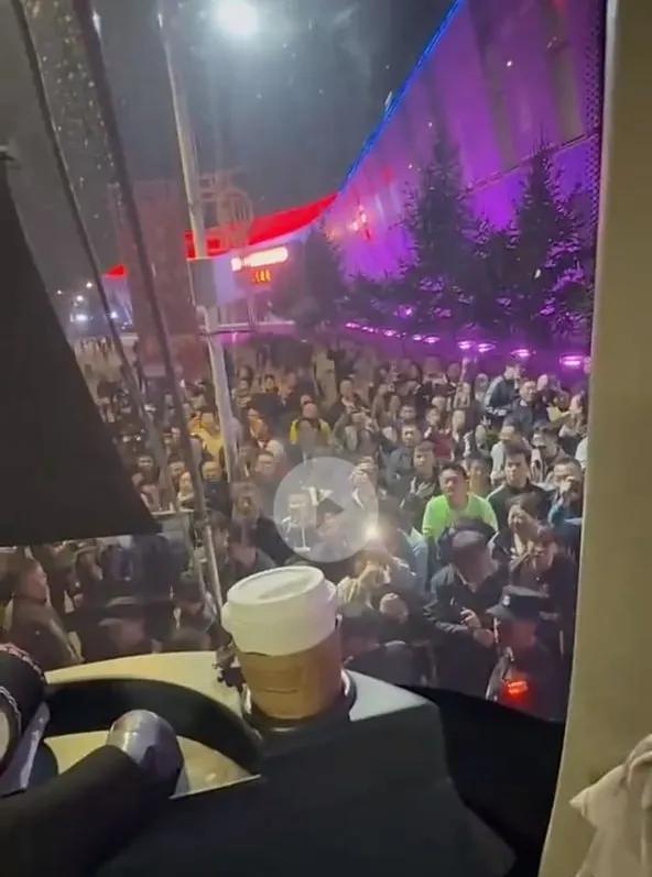 这下彻底闹大闹难看了！
山西男篮在主场输给广厦队且被许钟豪违体犯规挑衅后，直接把