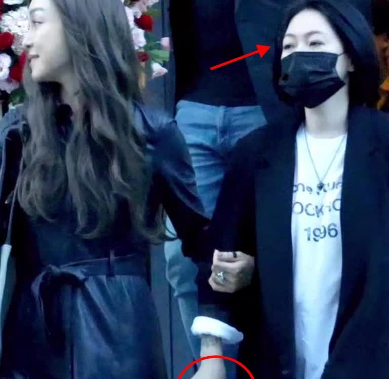 突然发现，
小s比大s活得鸡贼多了。
不是说她多精明，而是她懂得一个道理，家