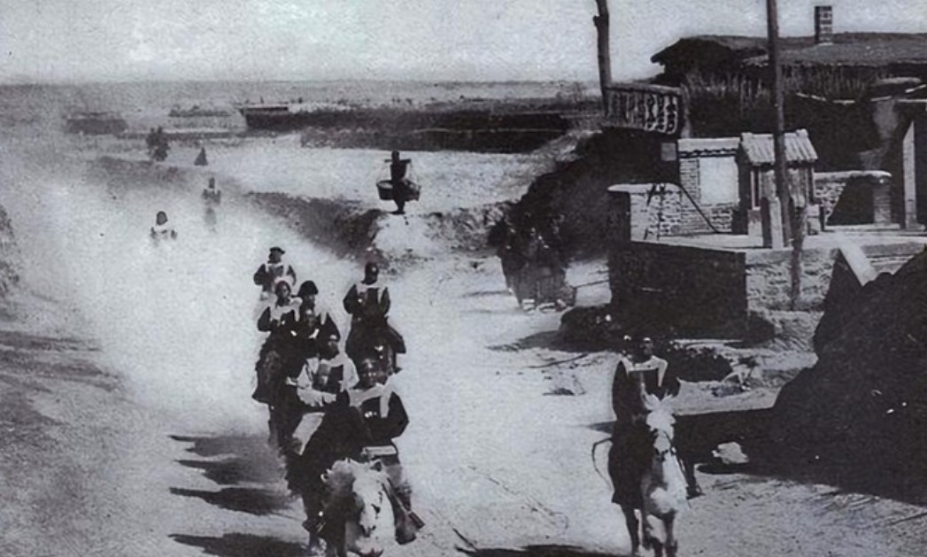 1944年11月，匪首宋殿元带着手下来到一个小村庄，见到有个妇人颇具姿色，命手下