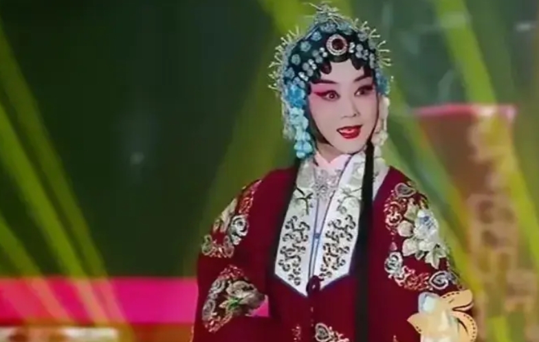 为什么说现在的京剧走向了死胡同呢？因为某些京剧演员脱不下他们身上那件旧长衫。
近