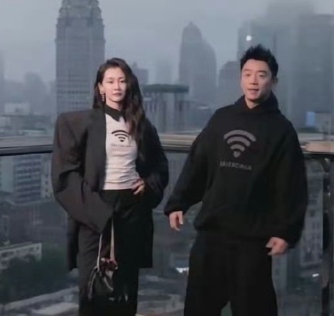 郑恺和苗苗这情侣装咋看着这么搞笑，确定不是来卖萌耍宝的吗？