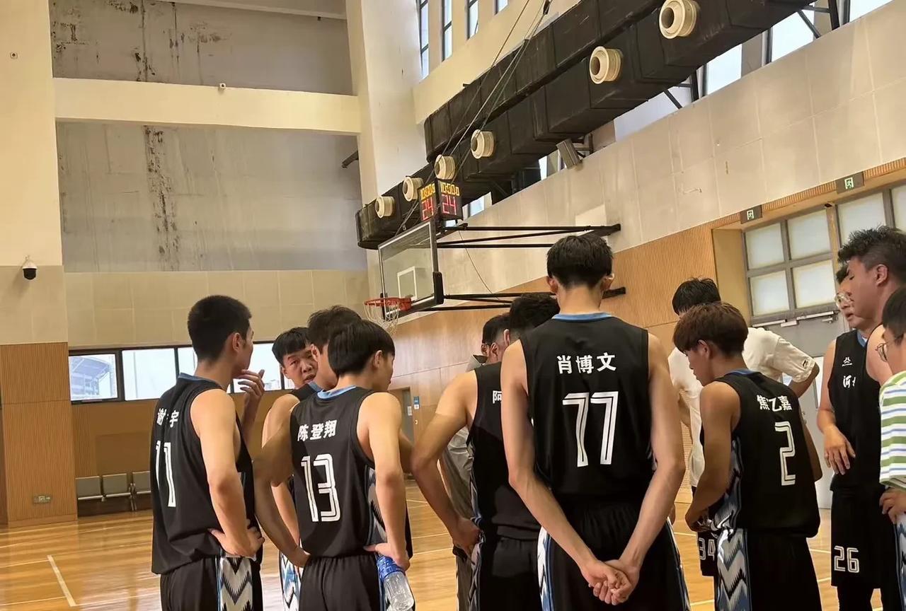 非洲老铁询问到来的中国游客，他穿的背心上面到底写的是啥意思？在他们这边这类背心上