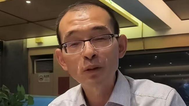 妈妈给谢浩男买新衣，谢爸吃上了儿子送的烤肠，扬言要为其戒槟榔