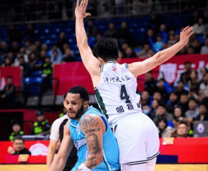 青岛男篮战胜了最近状态神勇的南京，但是本场比赛，看一看青岛男篮的数据，还是比较揪