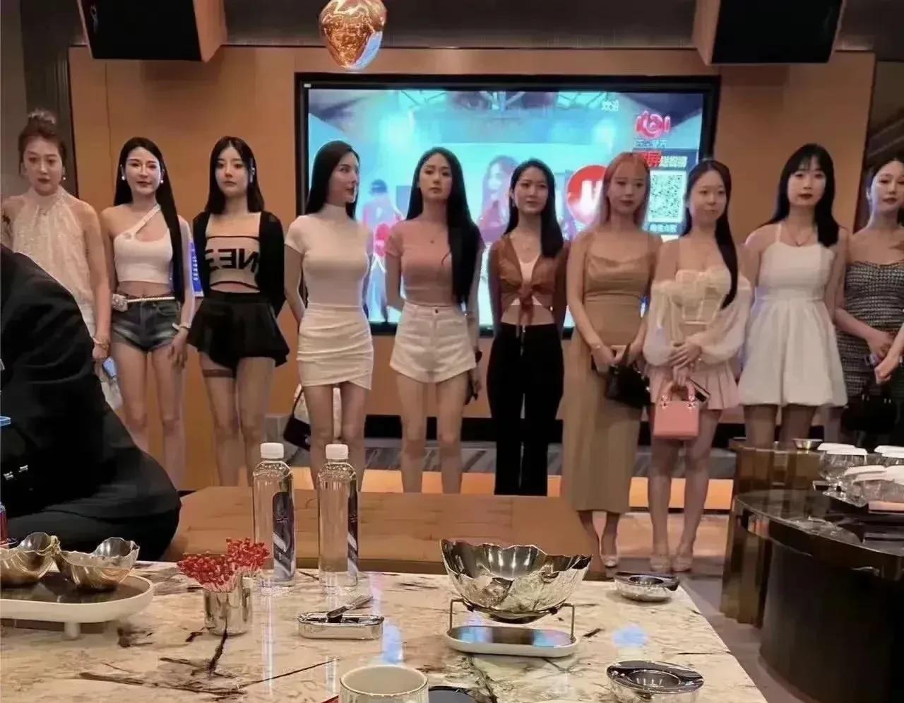 可能一个和尚见识这种场面的次数也比我多的多，真是自愧不如