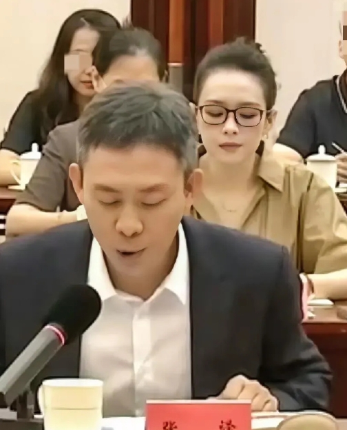 震惊我一脸！
这可是央视镜头啊，章子怡还像个小姑娘似的，一点儿都看不出年龄！
而