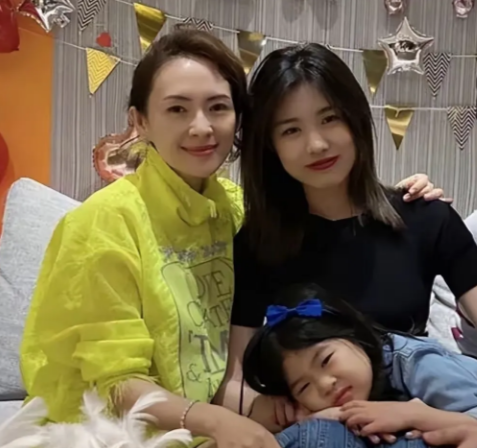 汪峰的大女儿小苹果，亲妈葛荟婕带到一岁多时就离开了，两人现在没有联系。

之后小