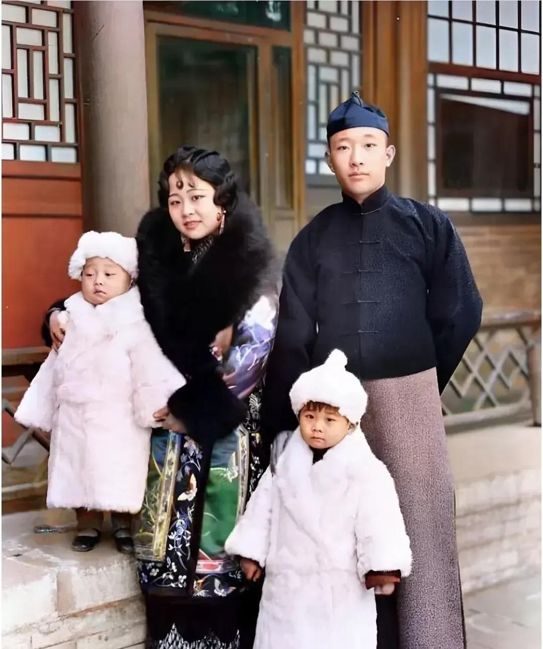 这是民国时期，一个富贵人家的合影照。
照片中女人五官圆润，烫着时髦的卷发，身上的