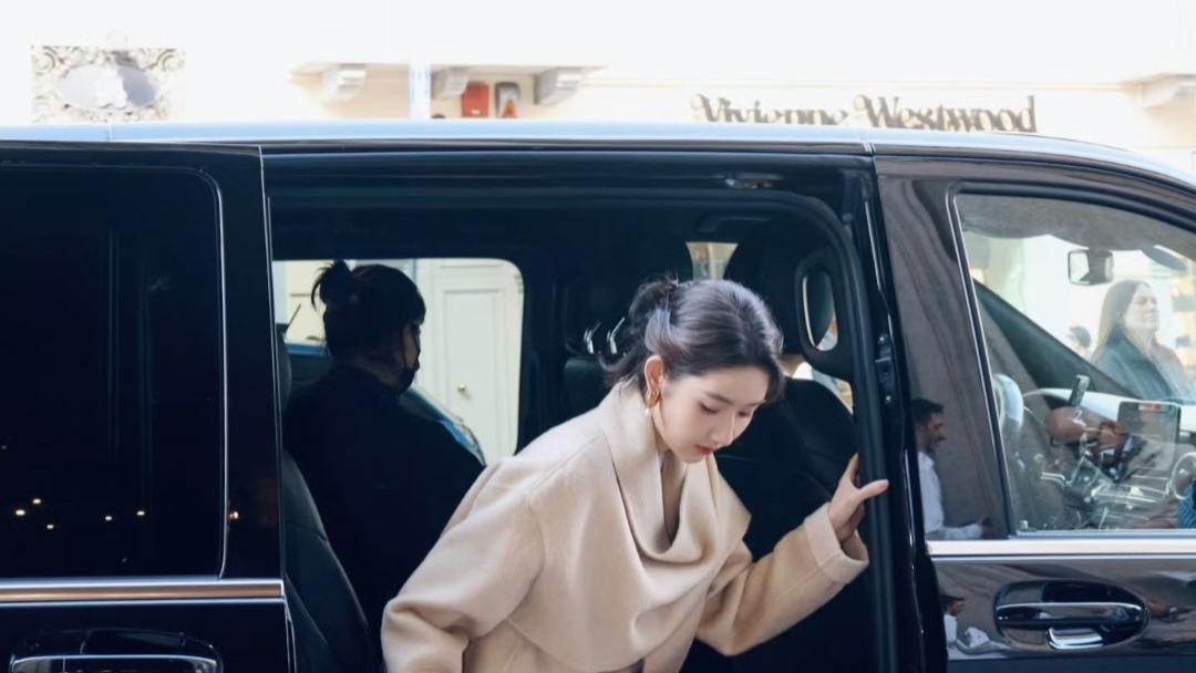 王玉雯米兰下车摔成表情包，一句"再美一次"笑翻全网