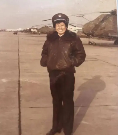 这是女飞行员张连芳在1964年执行任务前，拍下的照片。张连芳在登机前，被拉过去拍