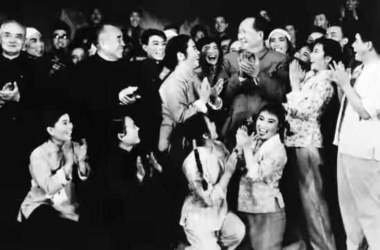 毛主席和豫剧团合影。
1963年的一天，毛主席与朱德及国家领导人一起观看河南豫剧