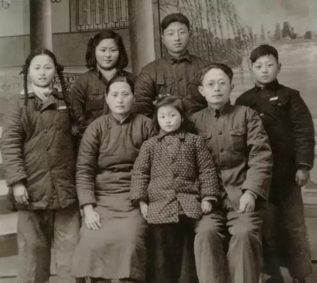 1956年，黄菊与全家合影（后排右二），那一年他18岁，1956年9月，黄菊考入