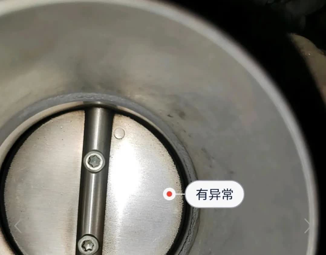 去保养车，说节气门积碳严重，让我清洗，我说挺干净，师傅说节气门重度积碳，懂行人看