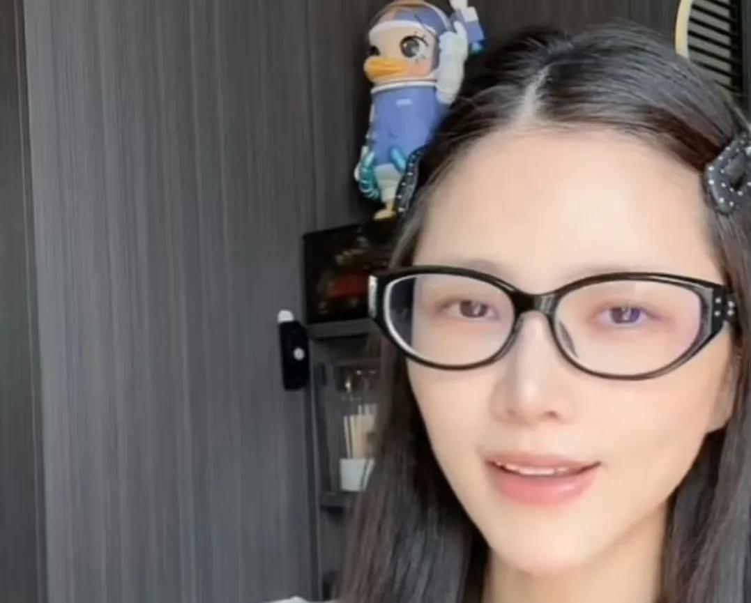 杜淳老婆怒怼名媛班：真当有钱男人是傻子？网友吵翻了！本以为“名媛培训班”只是网友