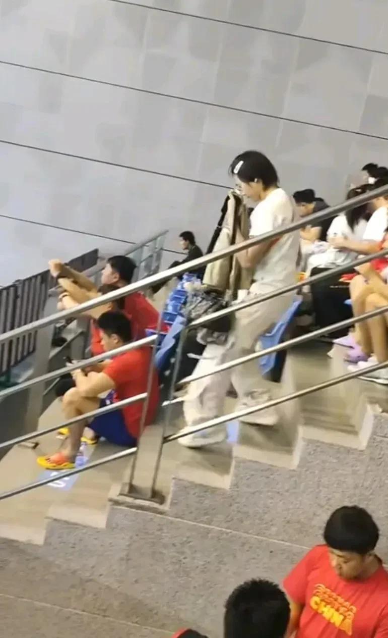 全红婵从观众席上跑跑跳跳的下来，离开场馆，这脚看起来没有一点没问题。她跑跑跳跳的