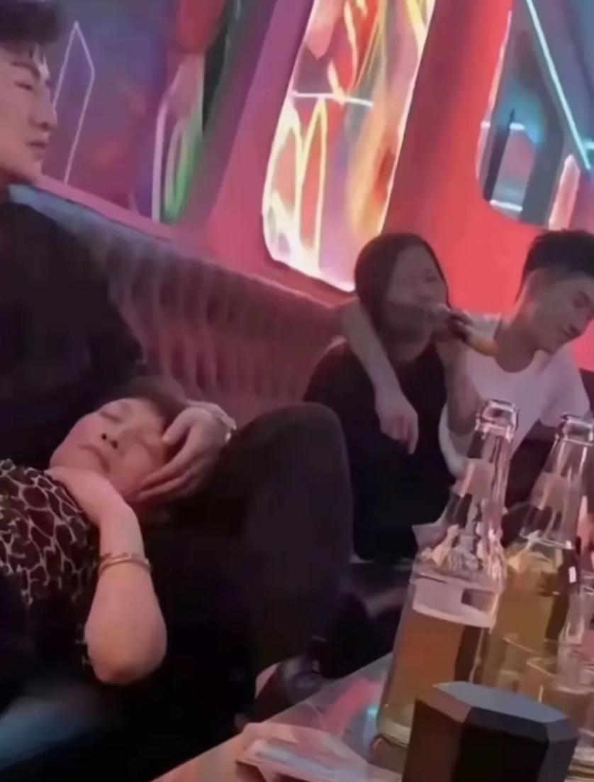 朋友叫我出去玩，说有妹子，看到这种情况我很纠结。