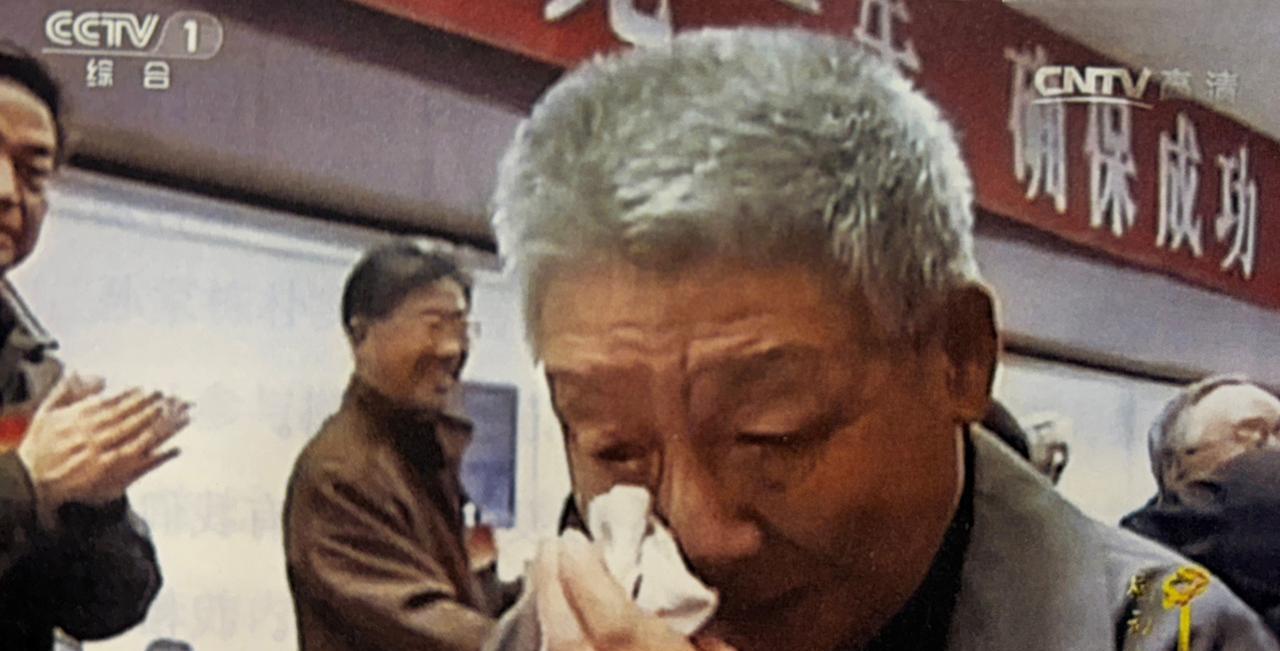 2007年10月24日探月卫星发射成功后，孙家栋在僻静处偷偷擦眼泪