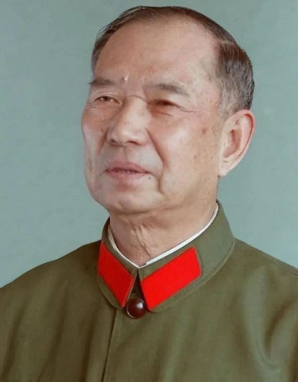 1982年，开国少将尤太忠视察部队，见一士兵好生眼熟，暗骂一句大事不好，立刻打电