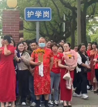 别再作妖了！”高考在即，不少成绩不好的考生家长，又是穿紫色内裤，又是穿旗袍拿大葵