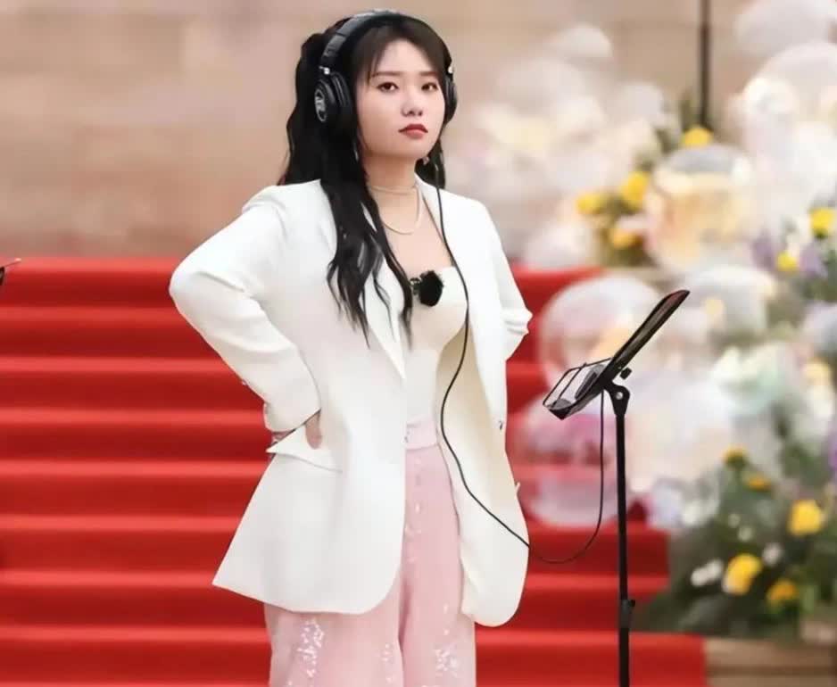 老谢可能也没想到，
土肥圆的大妞一下子变成了窈窕淑女，
还真是个狠人，这是减