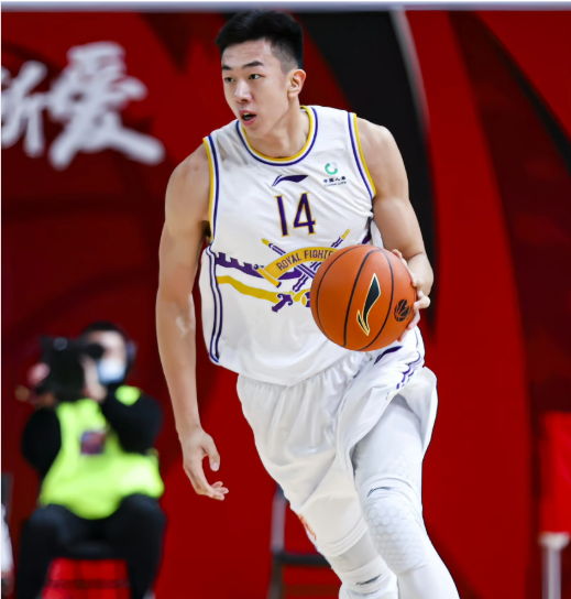 广东留下两个空缺，有深意？

昨天下午17：00，广东男篮提交16人注册大名单，