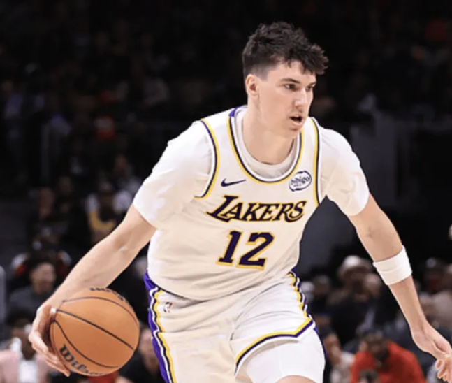 NBA常规赛，老鹰122-102战胜湖人。
全场比赛，拉拉维亚出战23分钟，7中