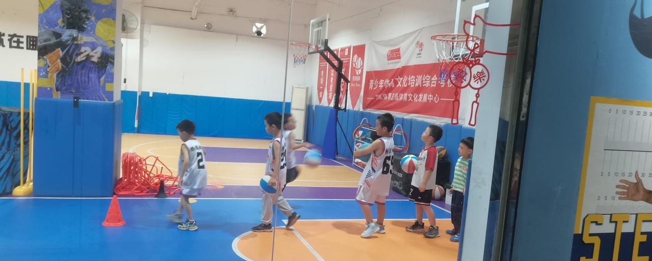 中国篮球基础比足球好？
  周六早晨去送孩子学英语，一大早8：30商场很多商家都