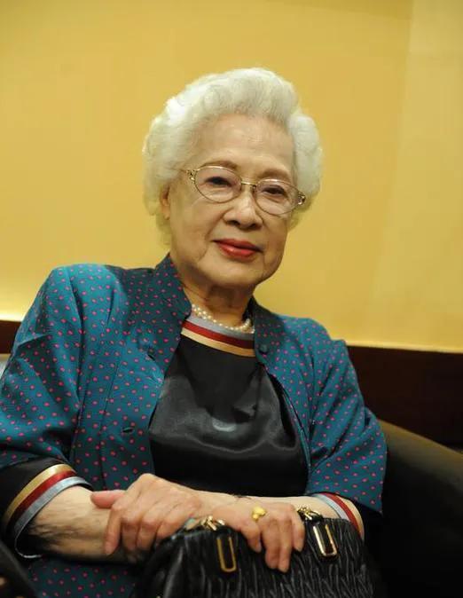 秦怡之女金斐姮，人生似一部跌宕剧。对生父态度冷漠，或因成长缺失爱。后来嫁给军人，