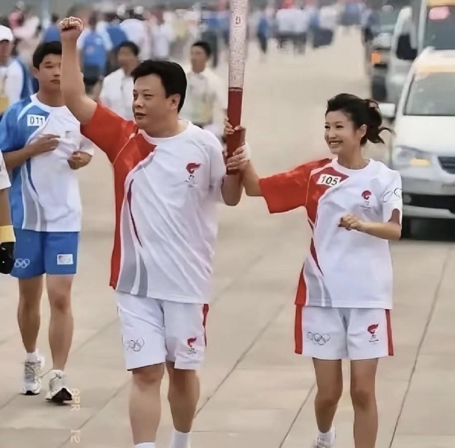 这是曾经的一对夫妻，画面里两人笑容满面，幸福溢于言表。他们便是主持人春妮和她的前