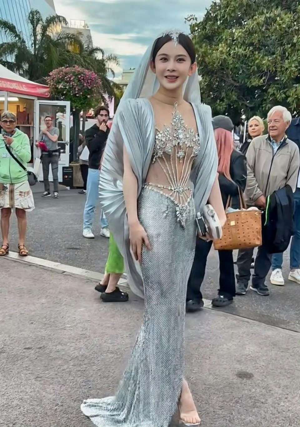 内娱女星赵樱子礼服被毁后现身戛纳，万万没想到，这身材美成这样！